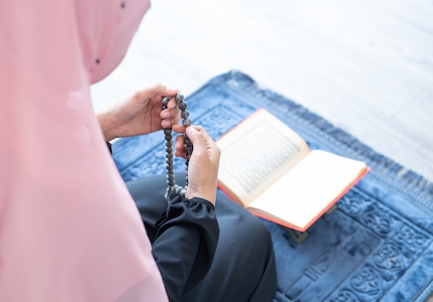Фото Мусульманки молятся бисером и читают коран