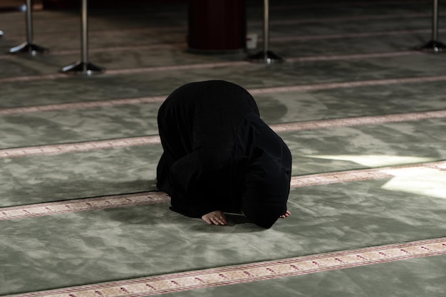 Photo muslim woman praying at the mosque