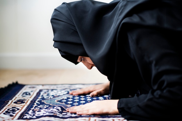 Photo muslim woman praying in sujud posture