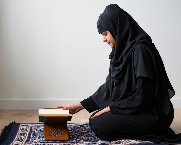 Photo muslim woman reading from the quran