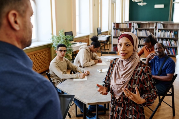教師と話しているイスラム教徒の女性