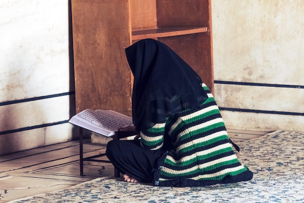 黒いヘッドスカーフをしたイスラム教徒の女性