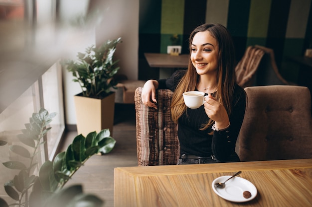 コーヒーを持つイスラム教徒の女性