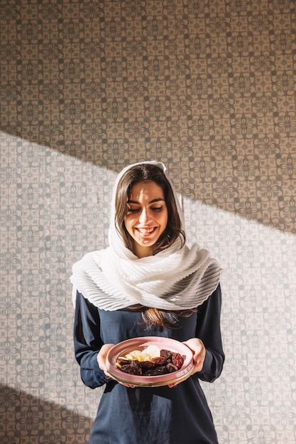 Photo muslim woman with dates