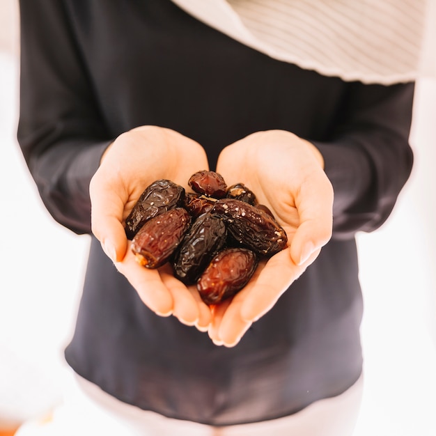 Photo muslim woman with dates