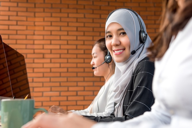 Donna musulmana che lavora in call center