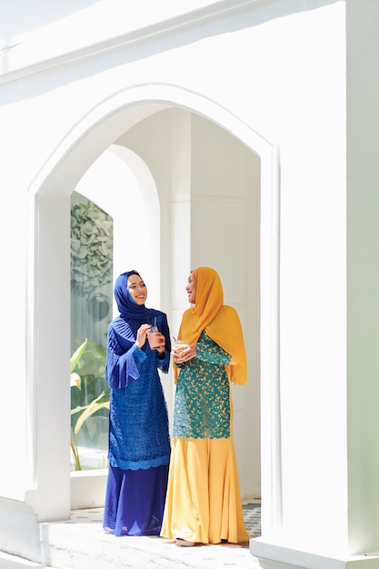 Photo muslim women chatting at party