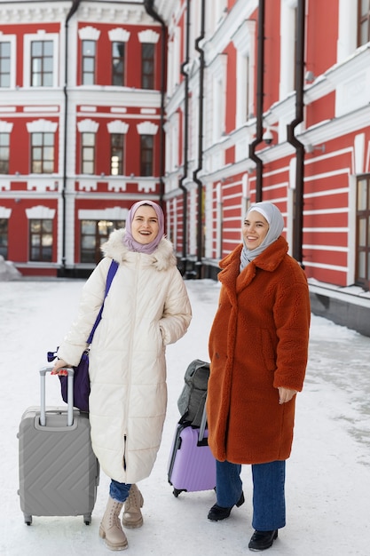 Фото Мусульманки идут со своим багажом в отель во время отпуска