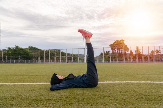 Foto donne musulmane con abiti sportivi scuri e hijab