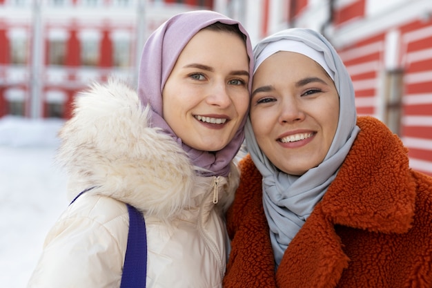 休暇中に笑顔とポーズをとってヒジャーブを持つイスラム教徒の女性