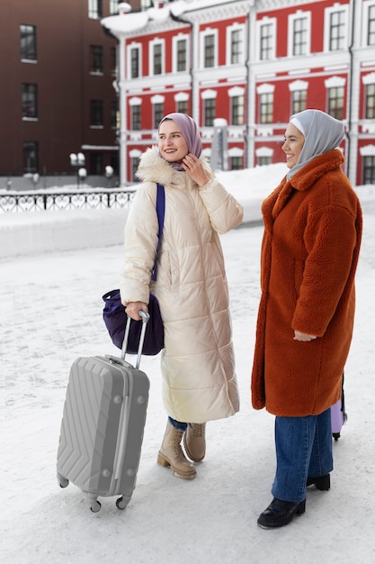 사진 히잡을 쓴 이슬람 여성들이 휴가 중에 도시를 탐험하며 이야기하고 있다