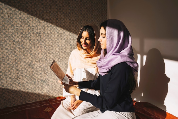 タブレット付きイスラム教徒の女性