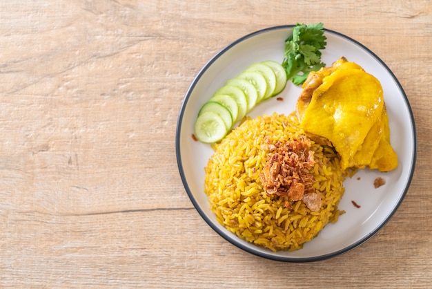 Photo muslim yellow rice with chicken