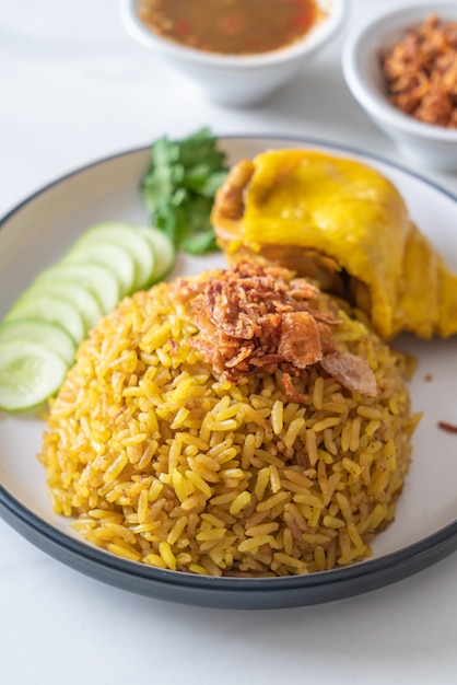 Мусульманский желтый рис с курицей