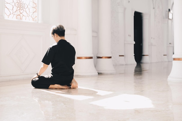 모스크에서 기도하는 이슬람 청년