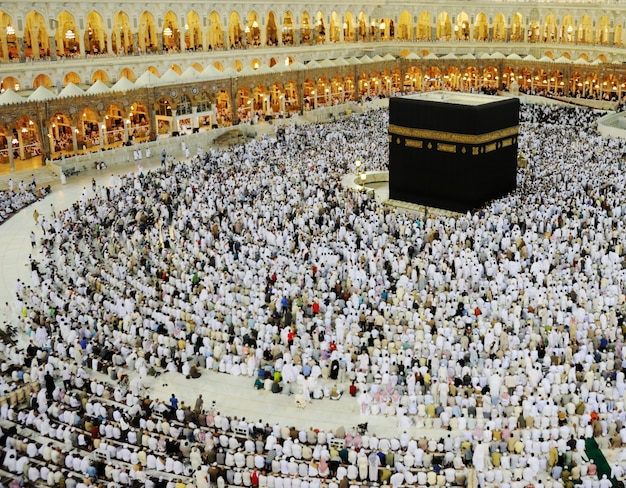 Musulmani di tutto il mondo che pregano nella kaaba a makkah, in arabia saudita