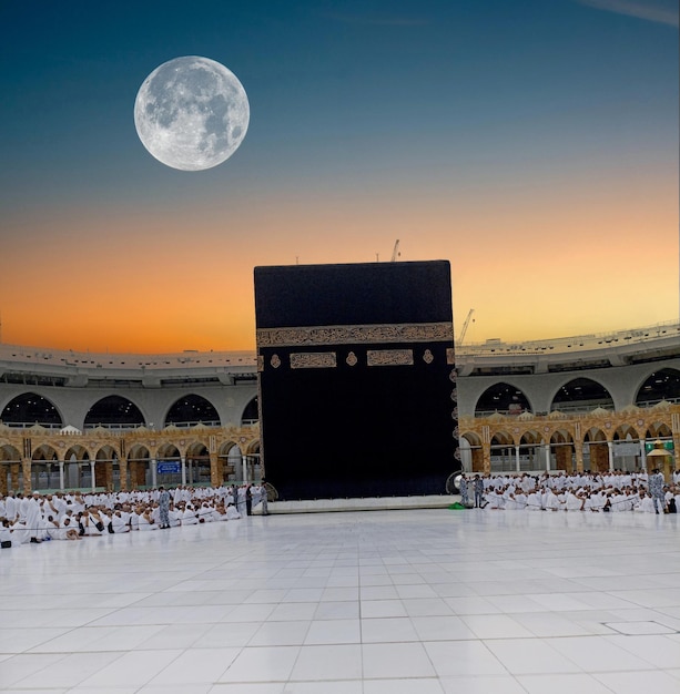 Фото Мусульмане молятся в каабе для хаджа и умры
