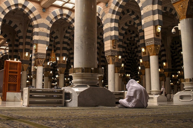 Foto musulmani in preghiera all'interno della moschea nabawi. vista interna di masjidil nabawi (moschea nabawi) a medina.