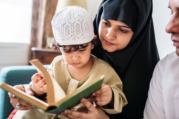 Photo muslims reading from the quran