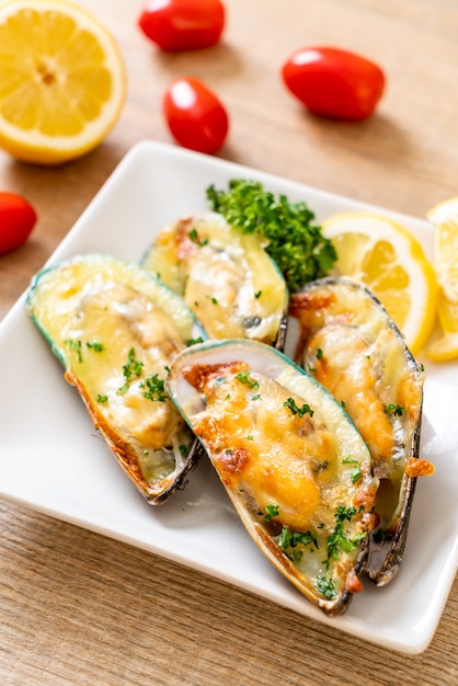 mussel baked with cheese  