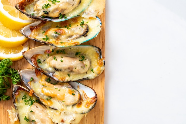 mussel baked with cheese