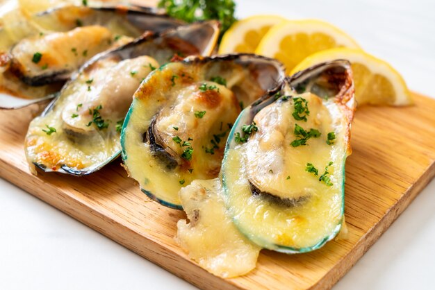 Photo mussel baked with cheese