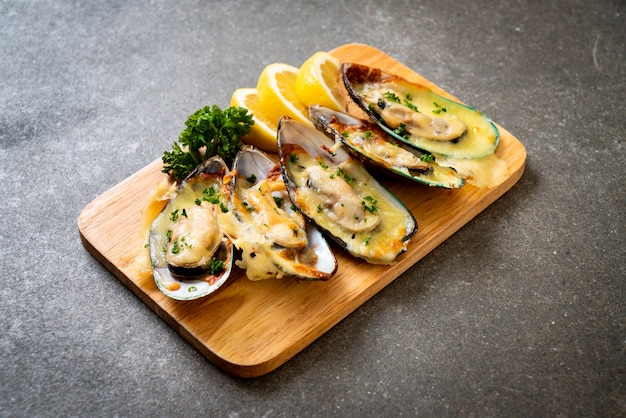 mussel baked with cheese  