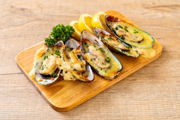 mussel baked with cheese  