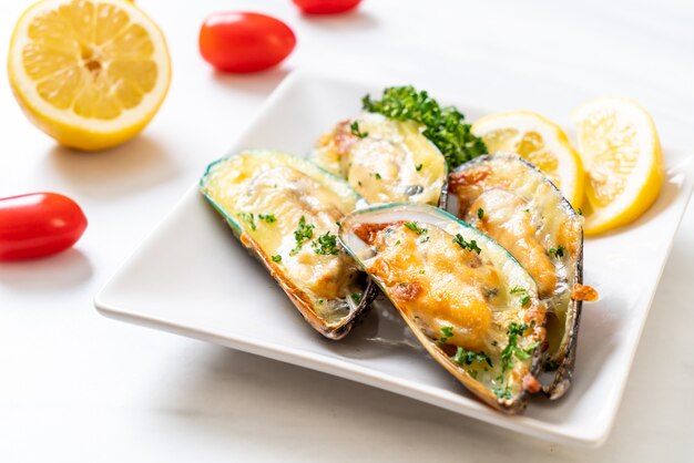 mussel baked with cheese  