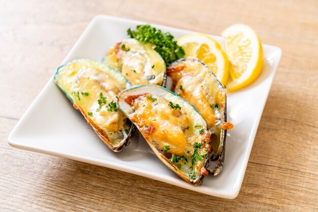 mussel baked with cheese  