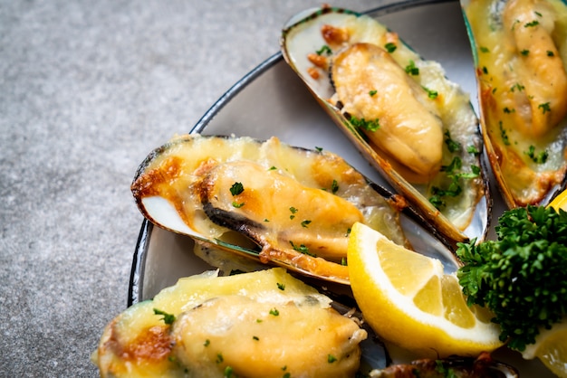 mussel baked with cheese  