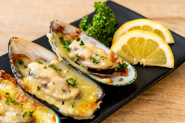 mussel baked with cheese  