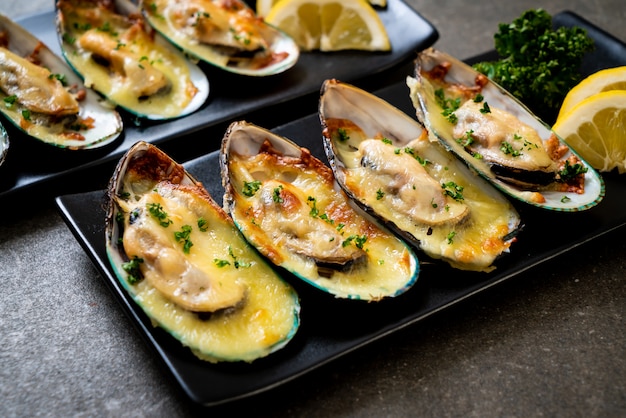 mussel baked with cheese  