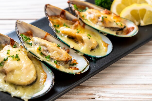 mussel baked with cheese  