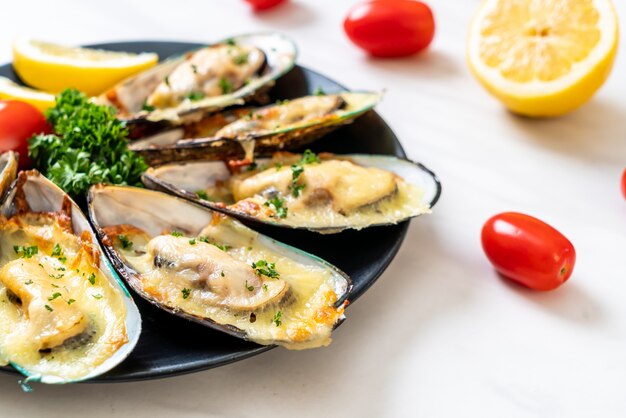 mussel baked with cheese  