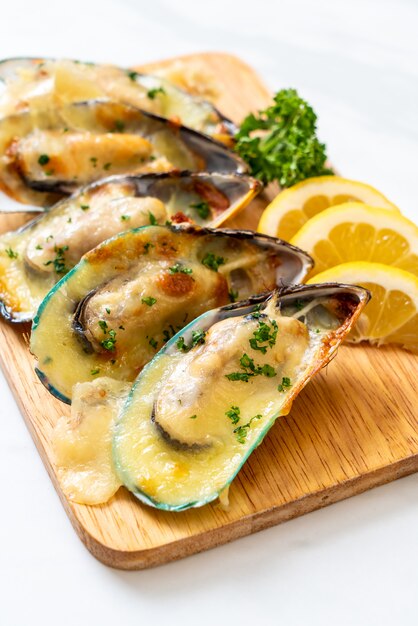 mussel baked with cheese  