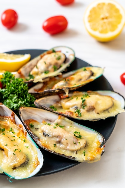 mussel baked with cheese  