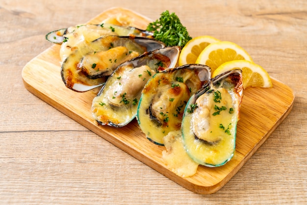 mussel baked with cheese