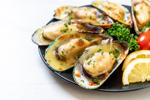 Mussels baked with cheese