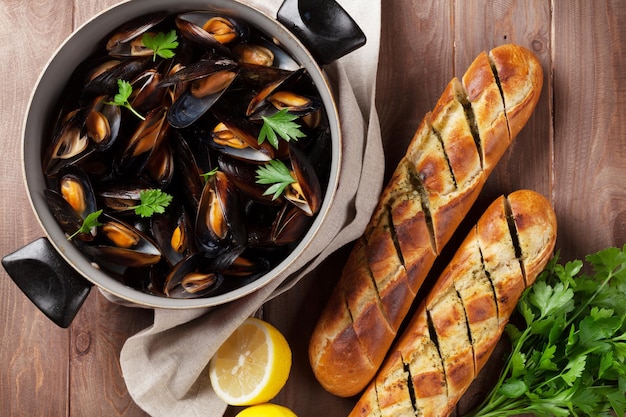 Mussels and bread