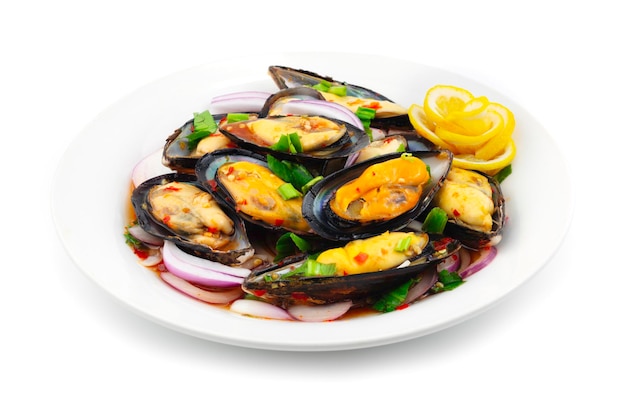 Foto insalata piccante di cozze decorazione in stile fusion alimentare tailandese con vista laterale al limone