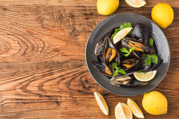 Foto cozze al vino con prezzemolo e limone.