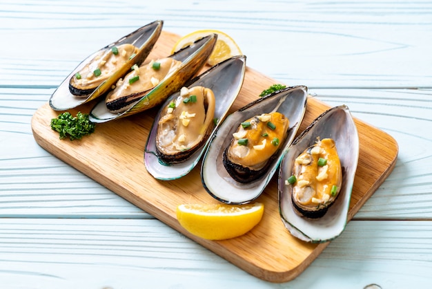 mussels with lemon and garlic