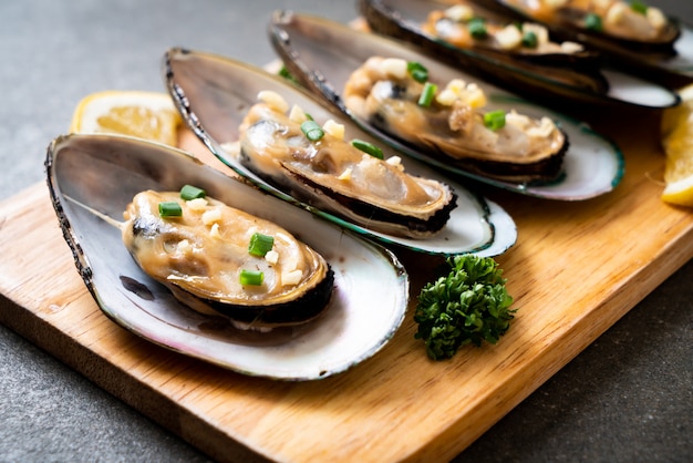 mussels with lemon and garlic