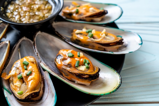 mussels with lemon and garlic