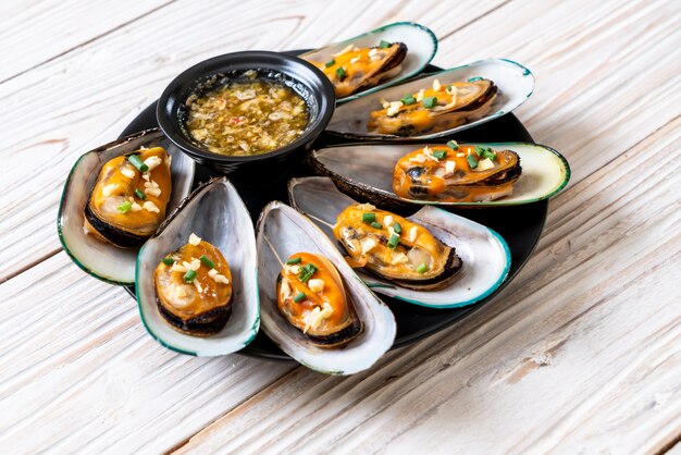 mussels with lemon and garlic