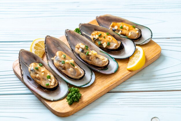 mussels with lemon and garlic