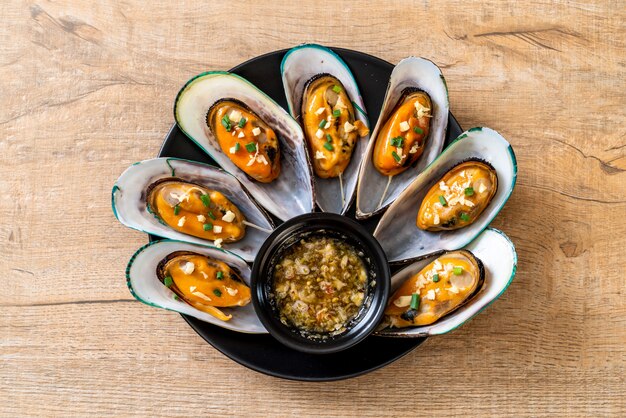 mussels with lemon and garlic