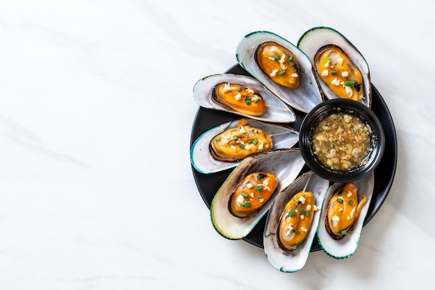 mussels with lemon and garlic