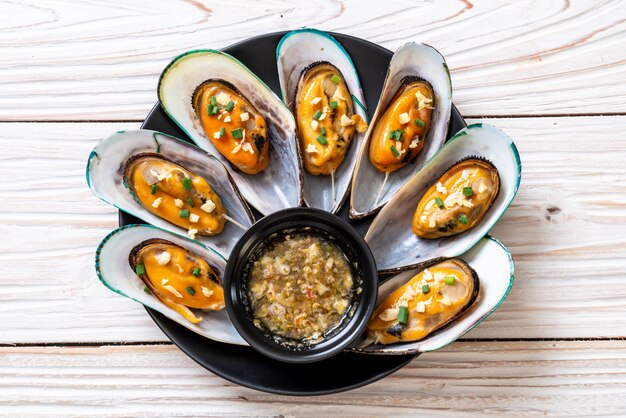 mussels with lemon and garlic